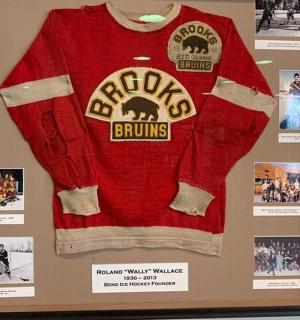 墙上挂着一件红色的毛衣，上面还有图画