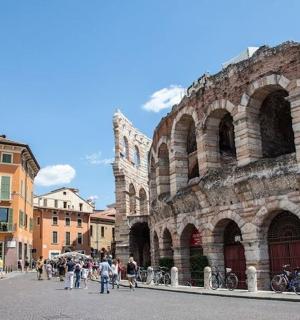 skupina lidí jdoucích před budovou