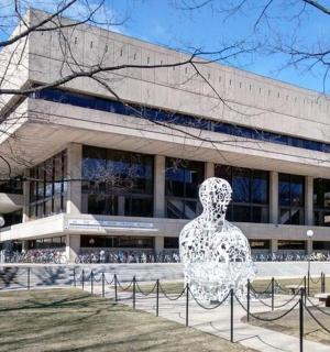 一座前面有雕塑的建筑