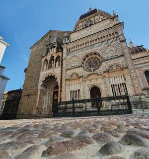 velká budova s hodinovou věží před ní