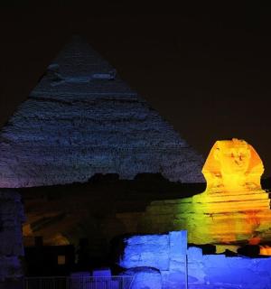 obrázek sfingy a pyramidy v noci