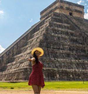 站在金字塔前的女人