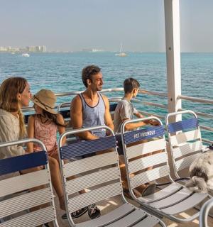 eine Gruppe von Menschen auf einem Boot mit einem Hund