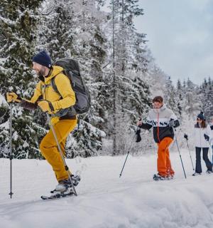 一群人在雪地里越野滑雪