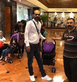 一群男人和其他人站在大厅里