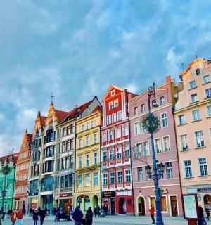 一群建筑和街道上的行人