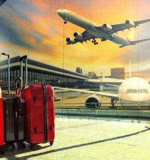 机场旁边的一组红色行李箱