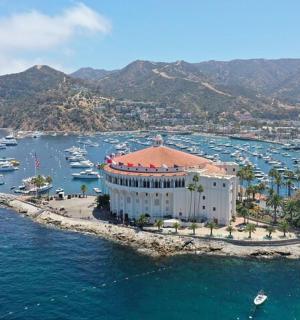 budova na ostrově ve vodě s loděmi