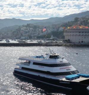 velká loď ve vodní ploše