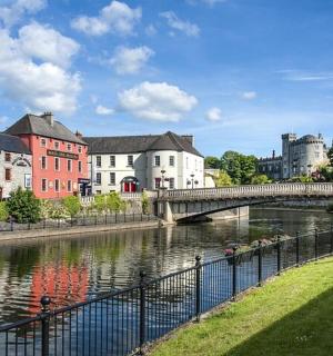 most přes řeku ve městě s budovami