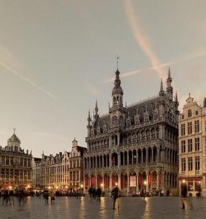 天空中彩虹环绕的建筑群