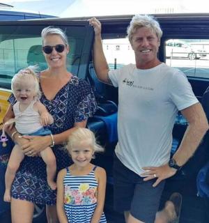 Породица позира испред комбија