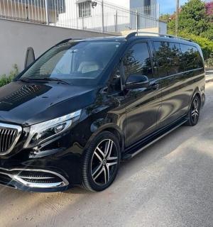 černé SUV zaparkované na kraji ulice