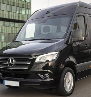 ein schwarzer Lieferwagen fährt eine Straße entlang