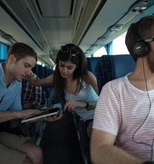 一群人坐在公共汽车上