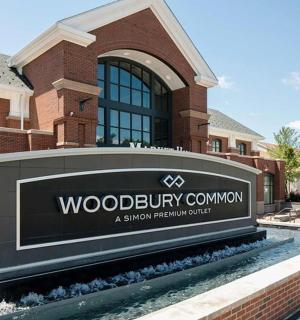 建筑物前的伍德伯里公司标志