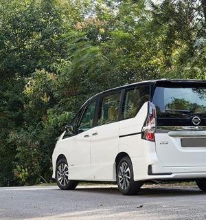 路上一辆敞开车门的白色汽车