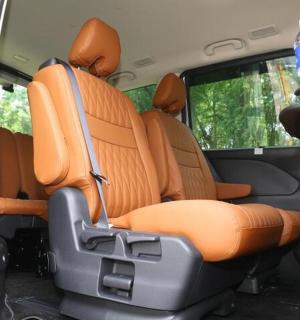 货车后座上的橙色座椅