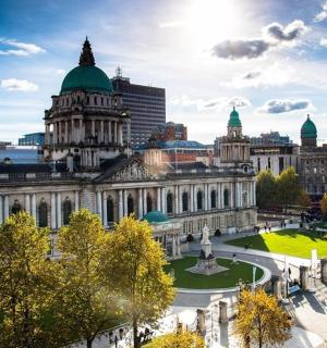 velká budova s fontánou před městem