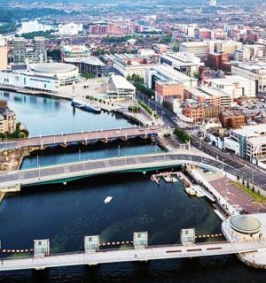 一座横跨河流的大桥的城市鸟瞰图