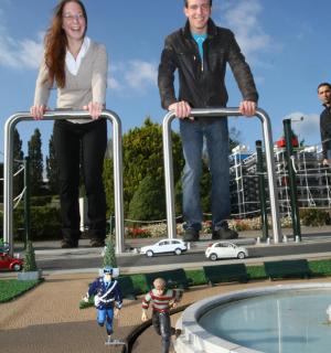 一男一女站在泳池边的栏杆上