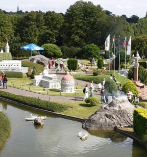 人们在花园里散步，水中有船