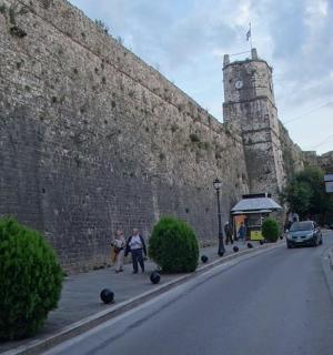 两个人沿着大墙旁边的街道行走