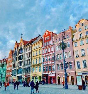 一群人在有建筑物的街道上行走