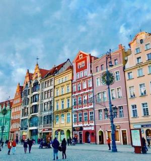 一群人在有建筑物的街道上行走