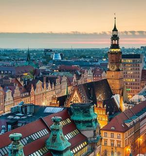 带有钟楼的城市景观