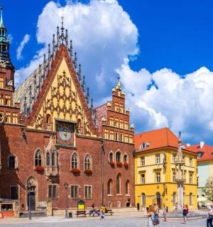 一群人在建筑物前行走