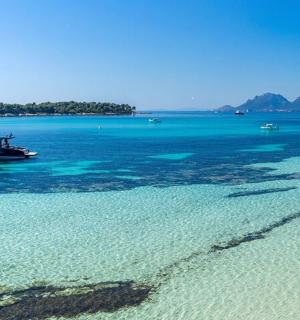 ein Boot im Wasser in der Nähe eines Strandes