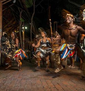 一群人在游行中跳舞