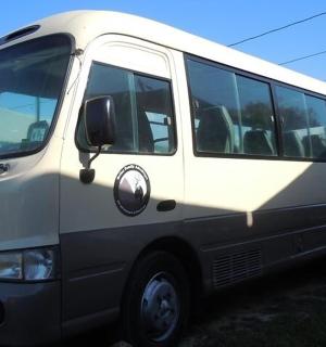 un autobús blanc aparcat en un aparcament