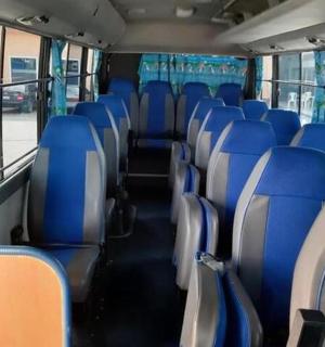 un autobús amb seients blaus en un autobús