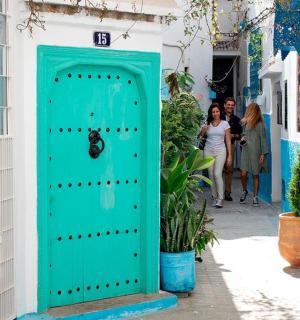 蓝白色建筑中的绿色门