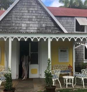 门廊上摆放着桌椅的房子