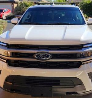 一辆白色福特探险者停在车道上