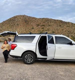 skupina lidí stojící vedle bílé dodávky