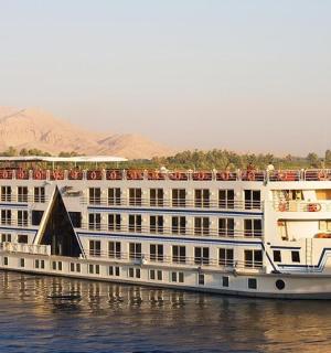 水面上的一艘大型白色游轮