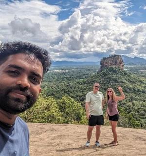 一男一女站在山顶上