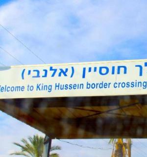 写着“欢迎来到金斯坦边境”的标志