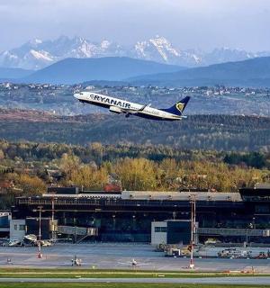 一架飞机正在从机场起飞