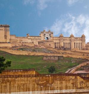 ein großes Gebäude auf einem Hügel