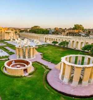 eine Luftaufnahme eines Parks mit einem Gebäude