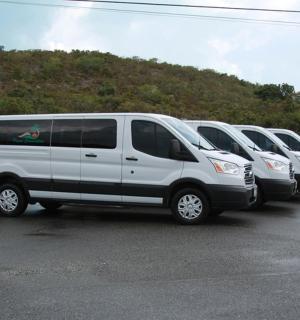 řada dodávek zaparkovaných na parkovišti