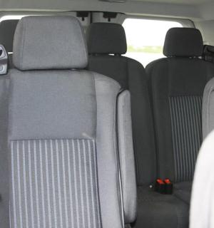 带有后座预订的汽车后座