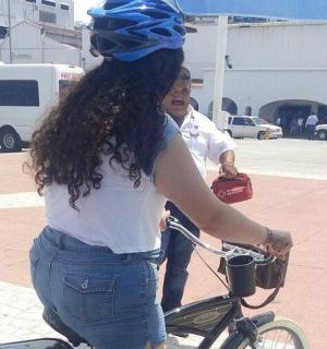 eine Frau, die mit einem Helm Fahrrad fährt