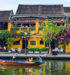 一群人在河上的船上