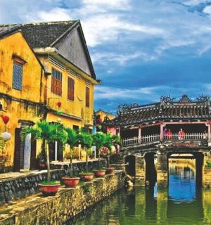 一座横跨河流的桥梁,旁边是建筑物和城市